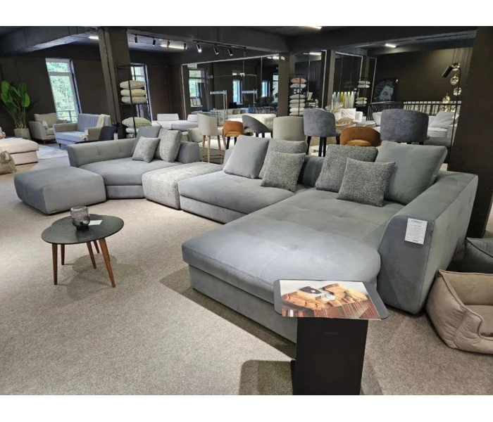 Массивный U-образный диван для просторных гостиных