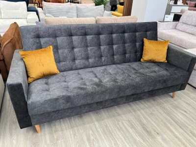 Гостьовий диван-трансформер з декоративними яскравими подушками