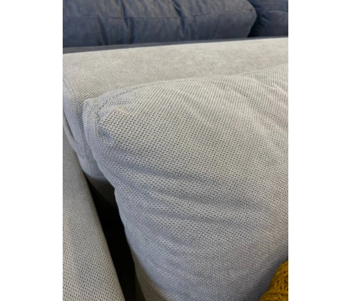 Компактный прямоугольный диван с широкими подлокотниками