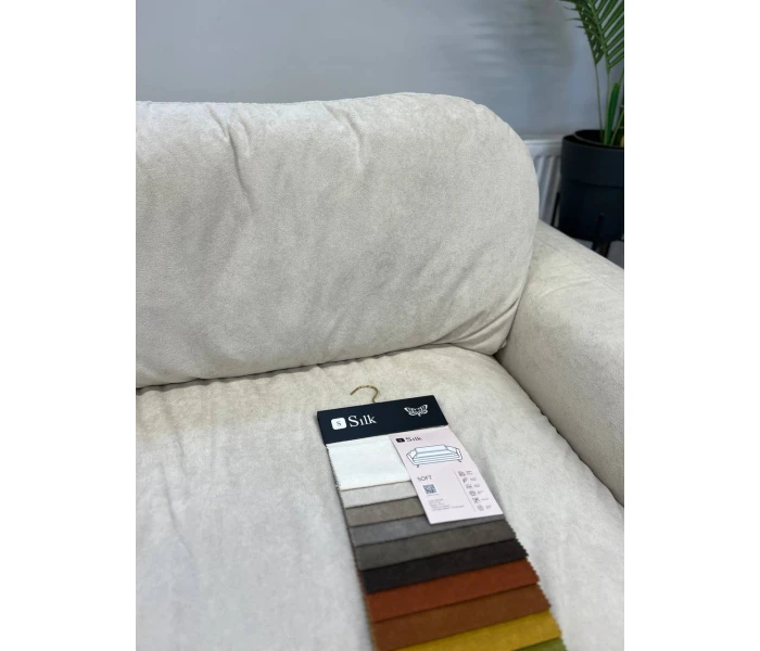 Двухместный бежевый диван с глубокой посадкой