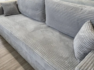 Светло-серый прямой диван с большими подушками