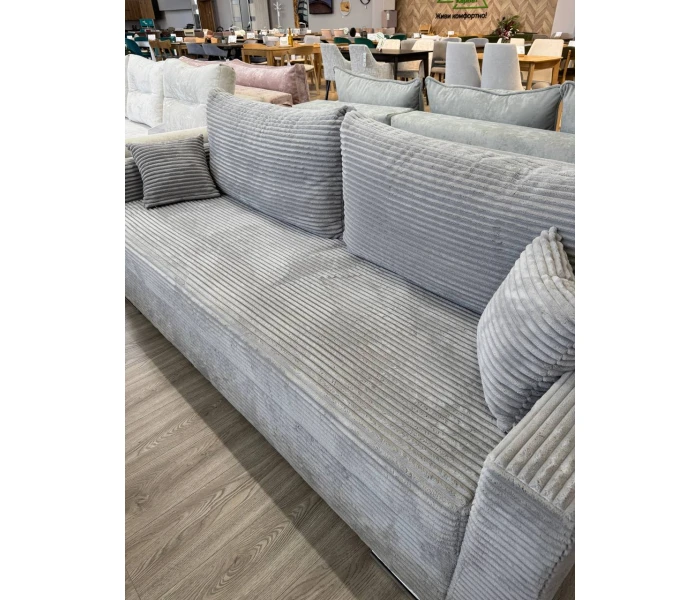 Светло-серый прямой диван с большими подушками