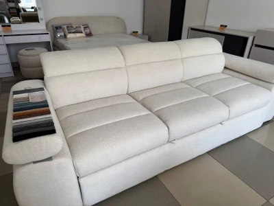 Модерн диван з широкими підлокітниками та фактурною оббивкою