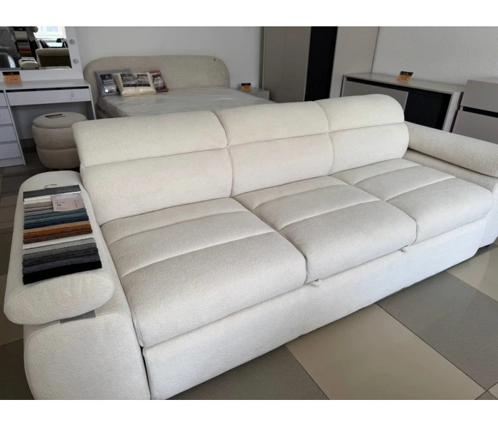 Модерн диван з широкими підлокітниками та фактурною оббивкою