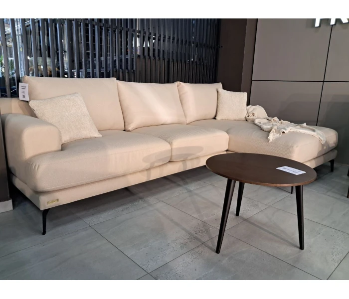 Елегантний диван з глибокою посадкою на високих ніжках