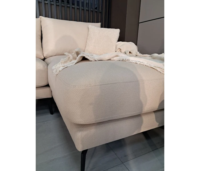 Елегантний диван з глибокою посадкою на високих ніжках