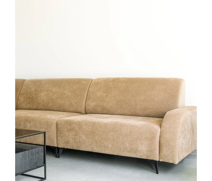 Низький кутовий диван на металевих ніжках