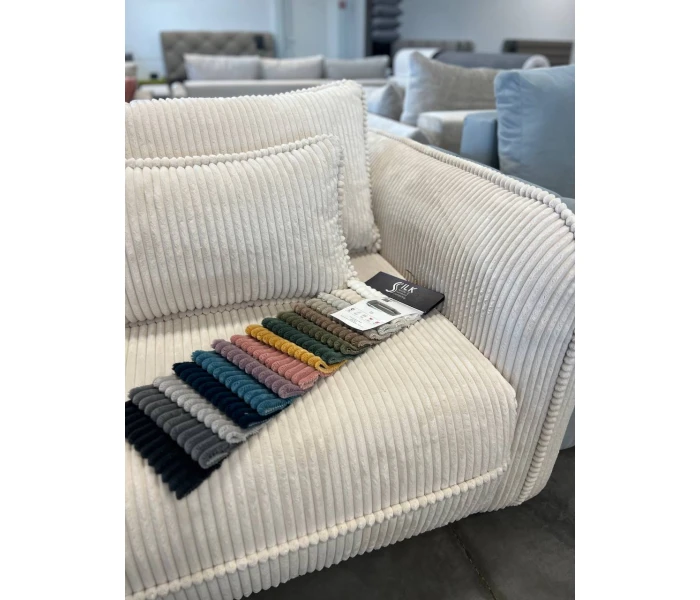 Прямий диван з круглими підлокітниками та декоративним кантом