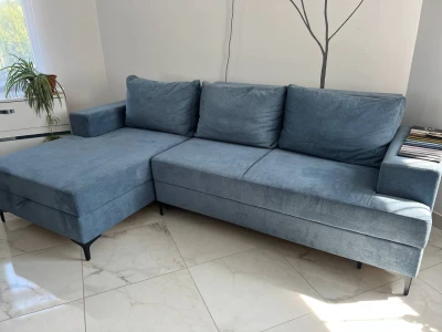 Блакитний кутовий диван з широким шезлонгом