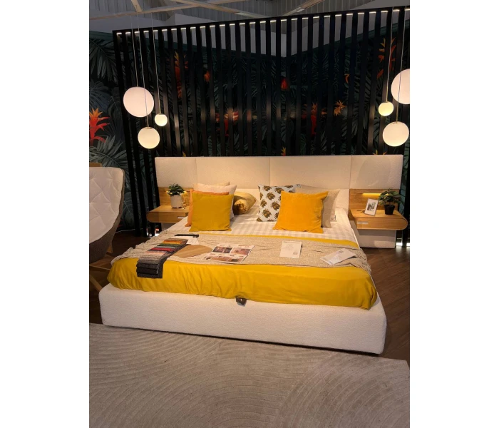 Двоспальне ліжко з білого букле з вбудованими дерев’яними тумбами