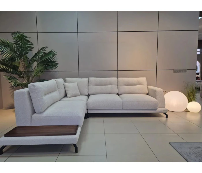 Білий кутовий диван з інтегрованою дерев'яною підставкою