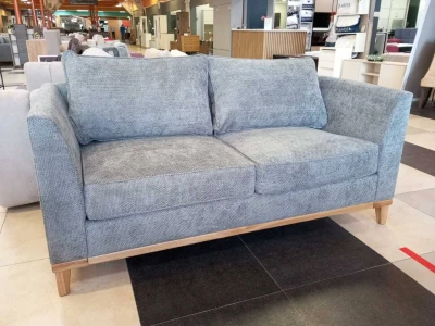 Прямий двомісний диван на дерев'яній основі