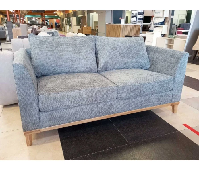 Прямий двомісний диван на дерев'яній основі