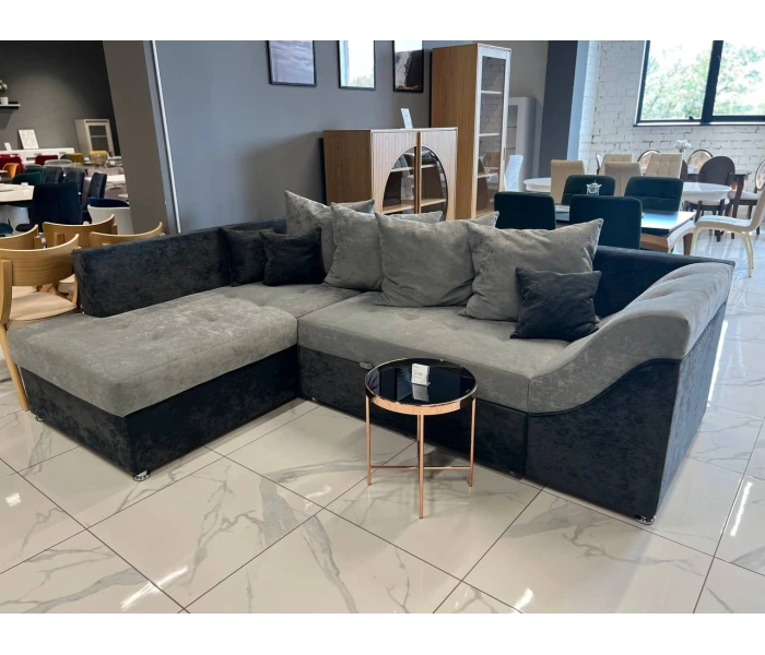 Двухцветный угловой диван с закругленными подлокотниками