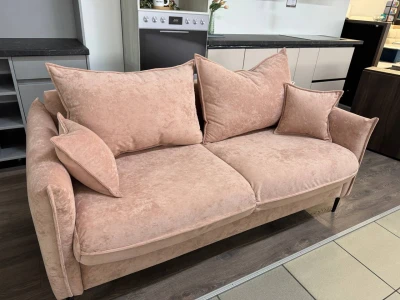 Прямой диван на тонких ножках в пудровом велюре