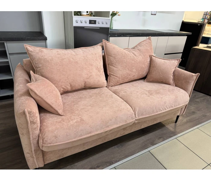 Прямой диван на тонких ножках в пудровом велюре