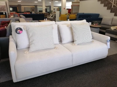 Компактный прямой диван со светлой текстильной обивкой