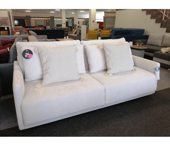 Компактний прямий диван зі світлою текстильною оббивкою