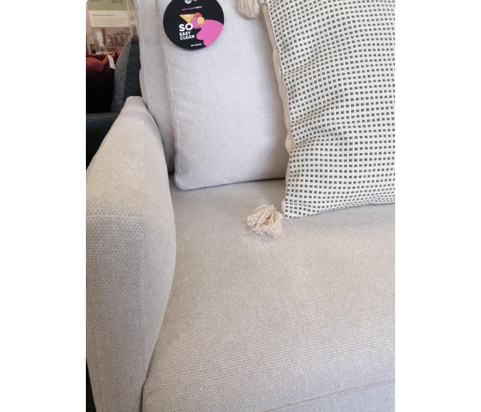 Компактний прямий диван зі світлою текстильною оббивкою