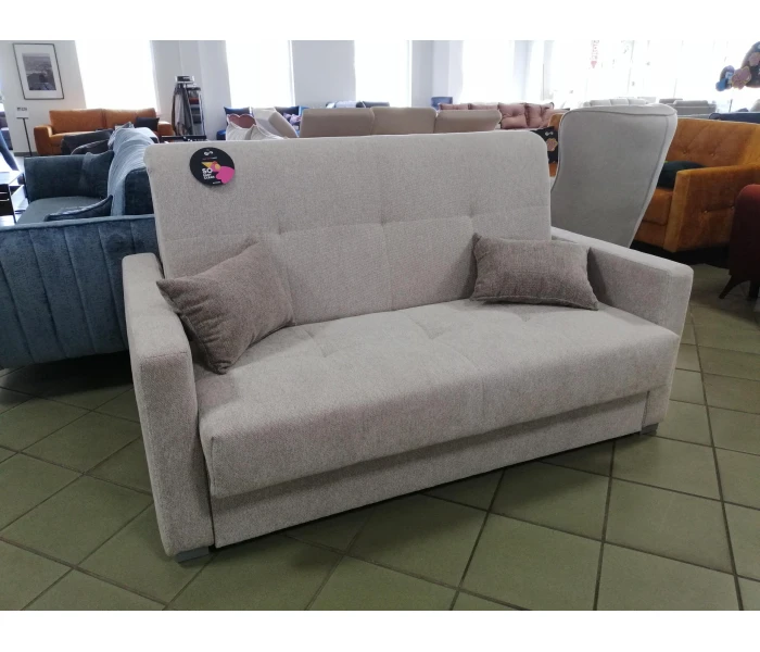 Функціональний диван для невеликої кімнати