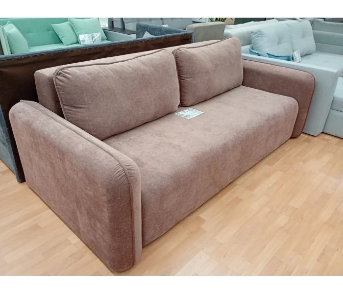 Прямий компактний диван з подушками