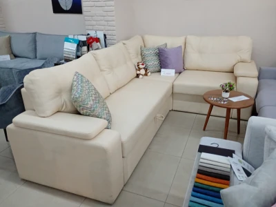 Трансформируемый угловой диван в светлом цвете