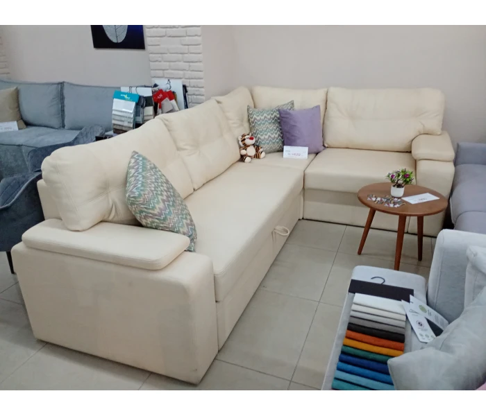 Трансформований кутовий диван у світлому кольорі