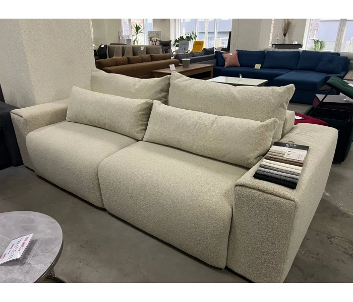 Прямий диван з широкими квадратними підлокітникам