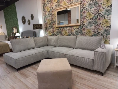 Фактурный угловой диван с большим пуфом