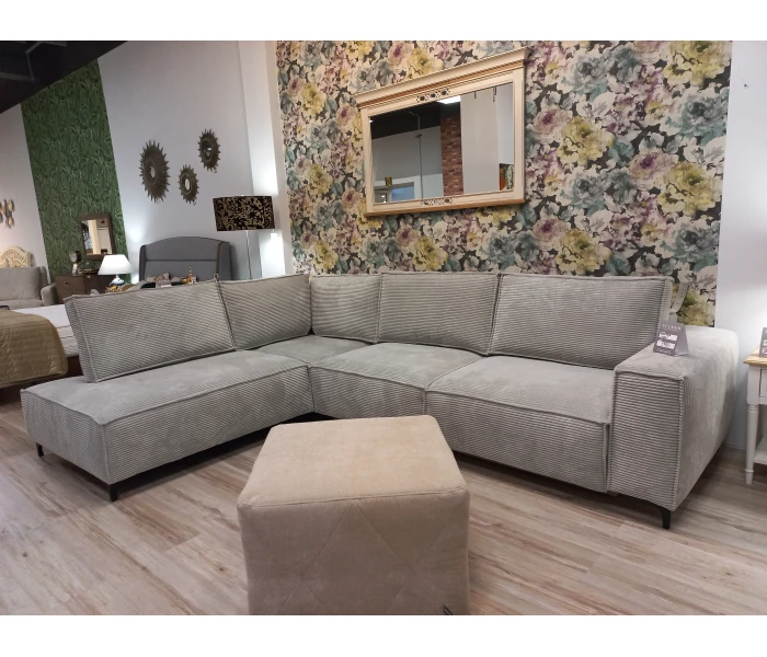 Фактурный угловой диван с большим пуфом