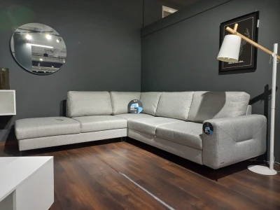 Світло-сірий кутовий диван на високих опорах