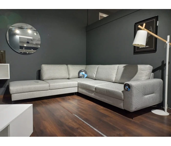 Світло-сірий кутовий диван на високих опорах