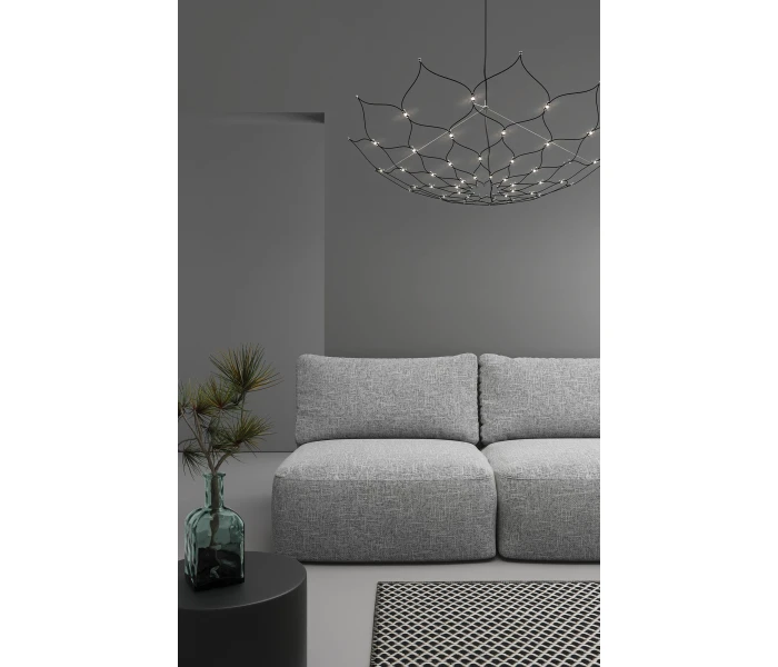 Компактный диван с толстыми подушками