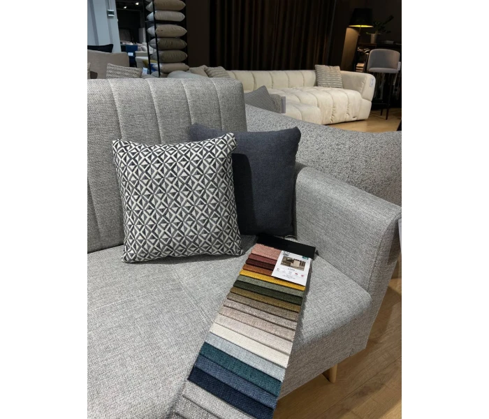 Диван у скандинавському стилі на дерев'яних ніжках