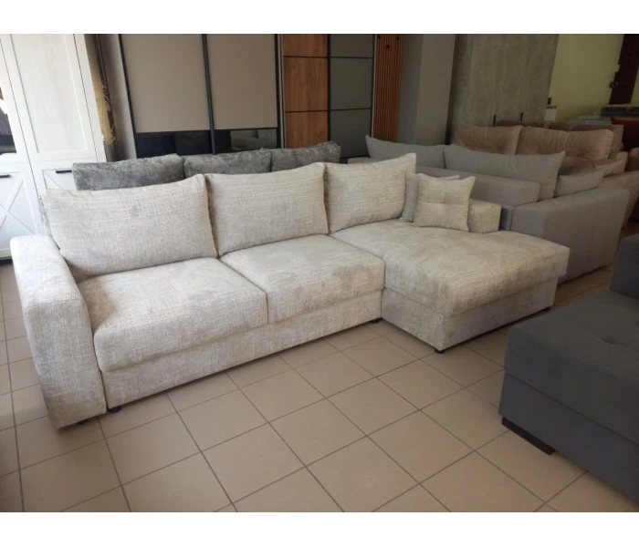 Світлий кутовий диван з м'якими подушками