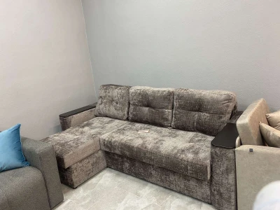 Функціональний кутовий диван із широким сидінням