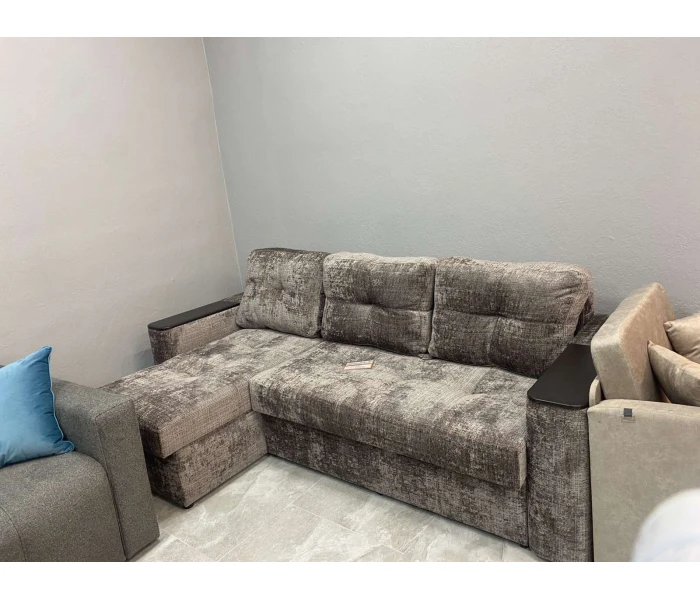 Функціональний кутовий диван із широким сидінням