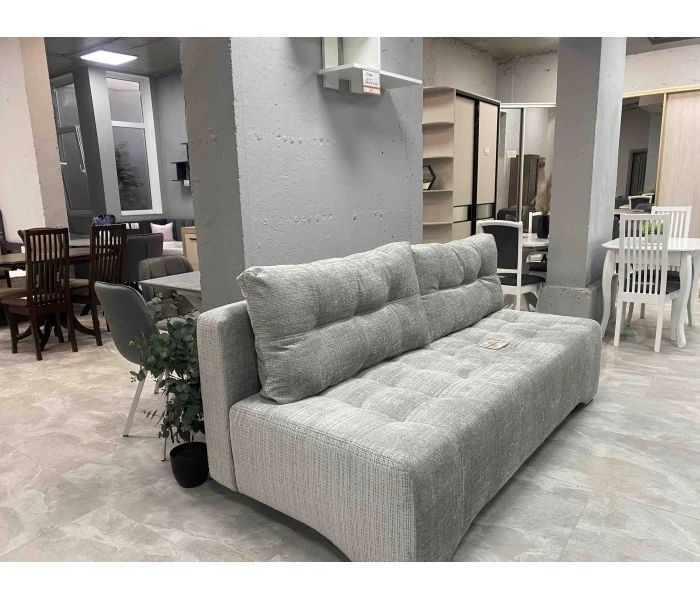 Сірий диван без підлокітників з фактурною оббивкою