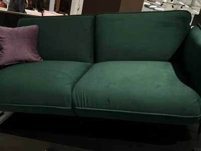 Смарагдовий оксамитовий диван на високих ніжках з м’якими підлокітниками-подушками