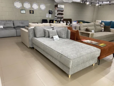 Мягкая светло-серая тахта с подушками для отдыха