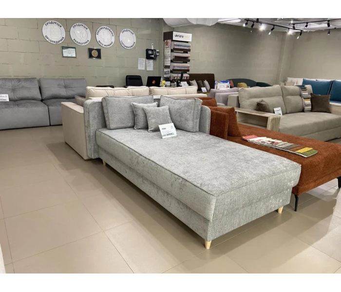 Мягкая светло-серая тахта с подушками для отдыха