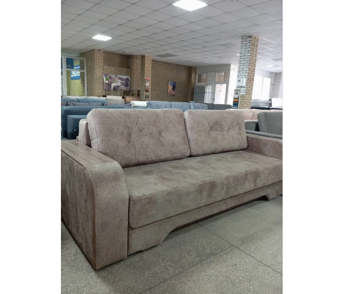 Диван с мягкой велюровой обивкой с закругленными подлокотниками