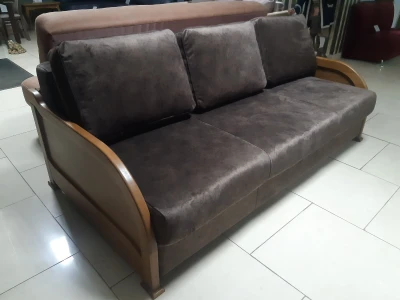 Прямой коричневый диван с деревянными подлокотниками