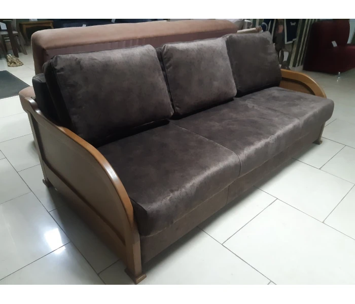 Прямой коричневый диван с деревянными подлокотниками