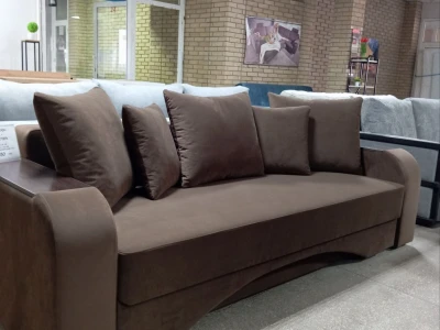 Коричневый велюровый диван-кровать с широкими подлокотниками