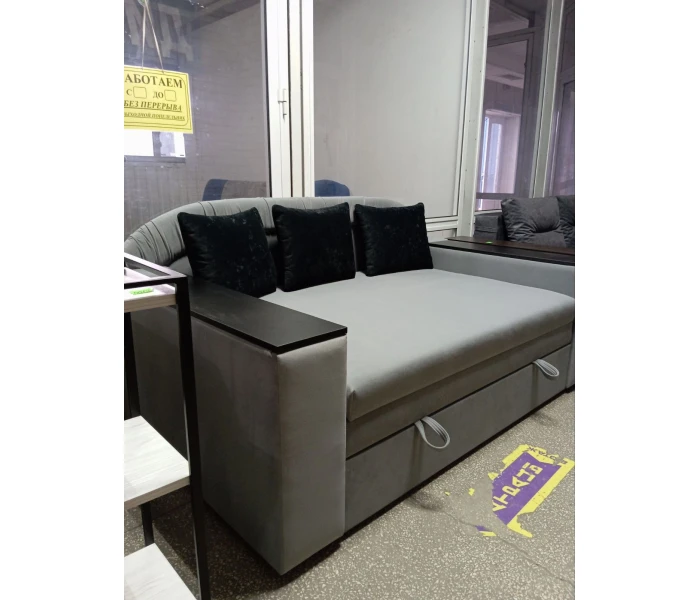 Современный диван-кровать с широкими подлокотниками