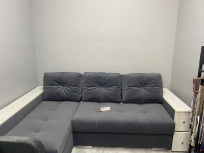 Угловой раскладной диван в тёмно-сером цвете с боковыми столиками