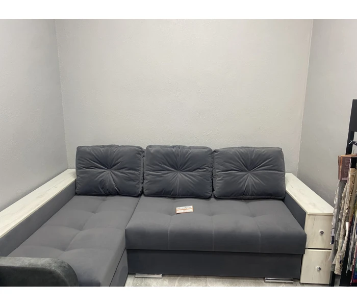 Угловой раскладной диван в тёмно-сером цвете с боковыми столиками