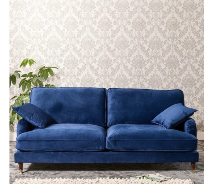Прямий диван насиченого синього кольору.
