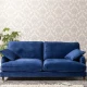 Прямий диван насиченого синього кольору.